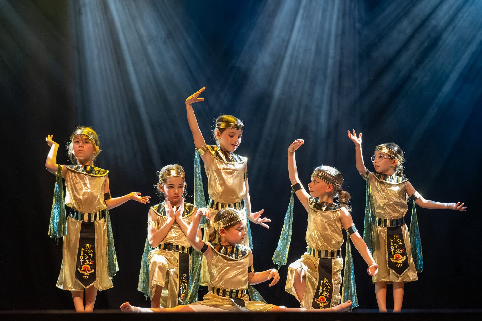 Jeune troupe en costumes dorés, tableau de gala sur scène
