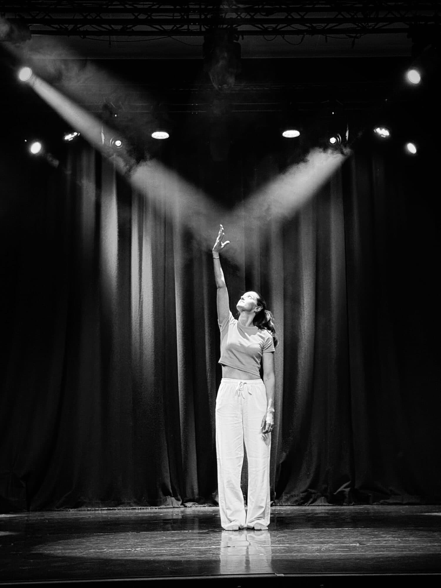 Danseuse en solo sous un faisceau de lumière