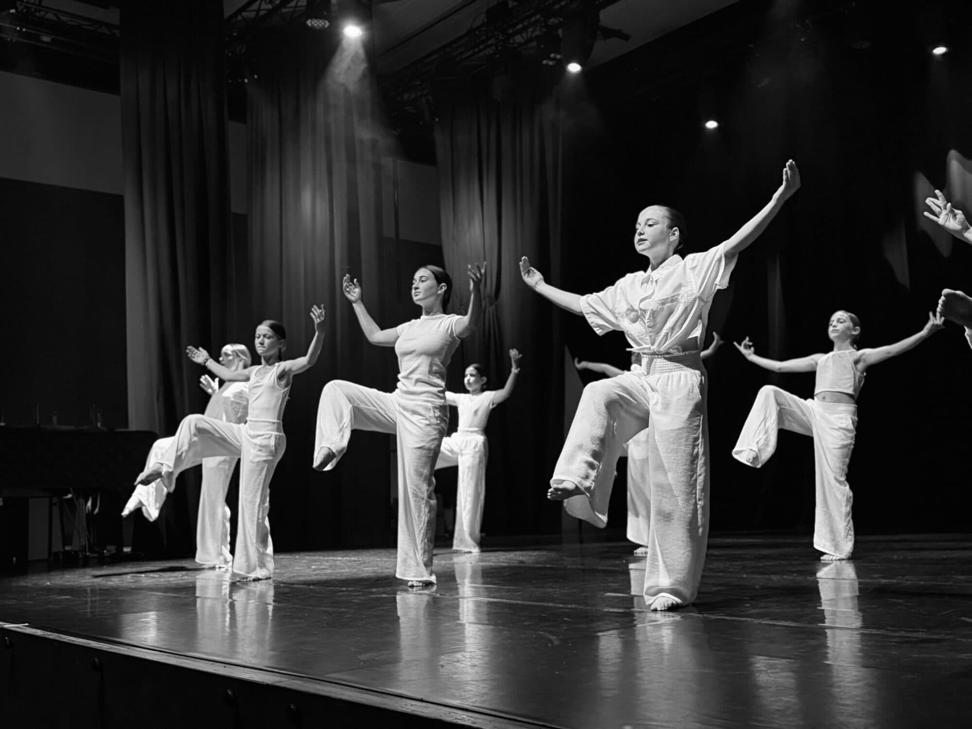 Groupe de danseuses, tableau de gala de fin d'année
