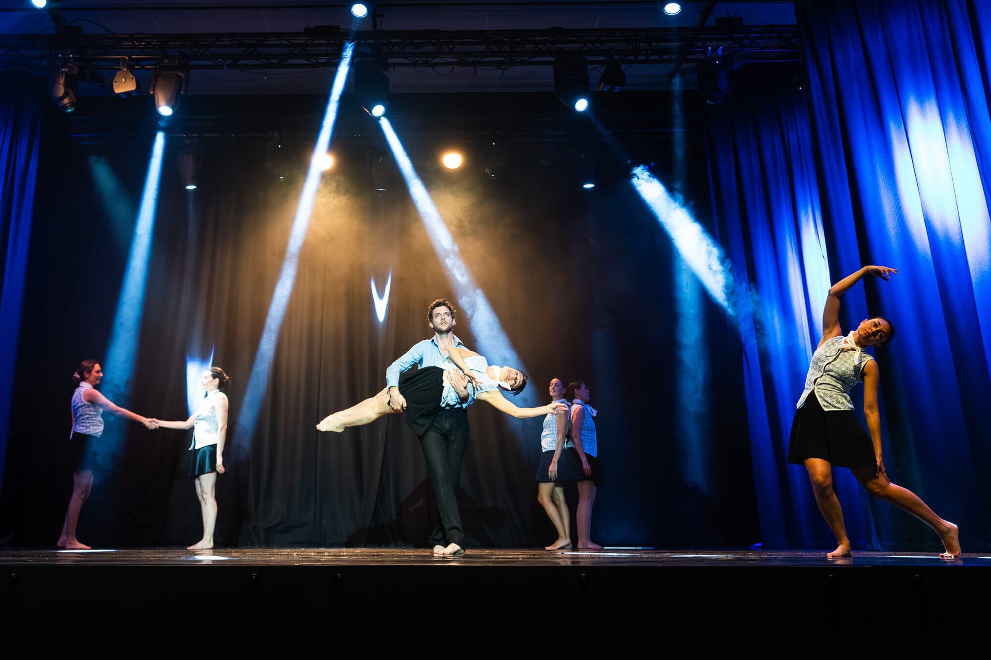 Danse classique sur scène lors du spectacle annuel