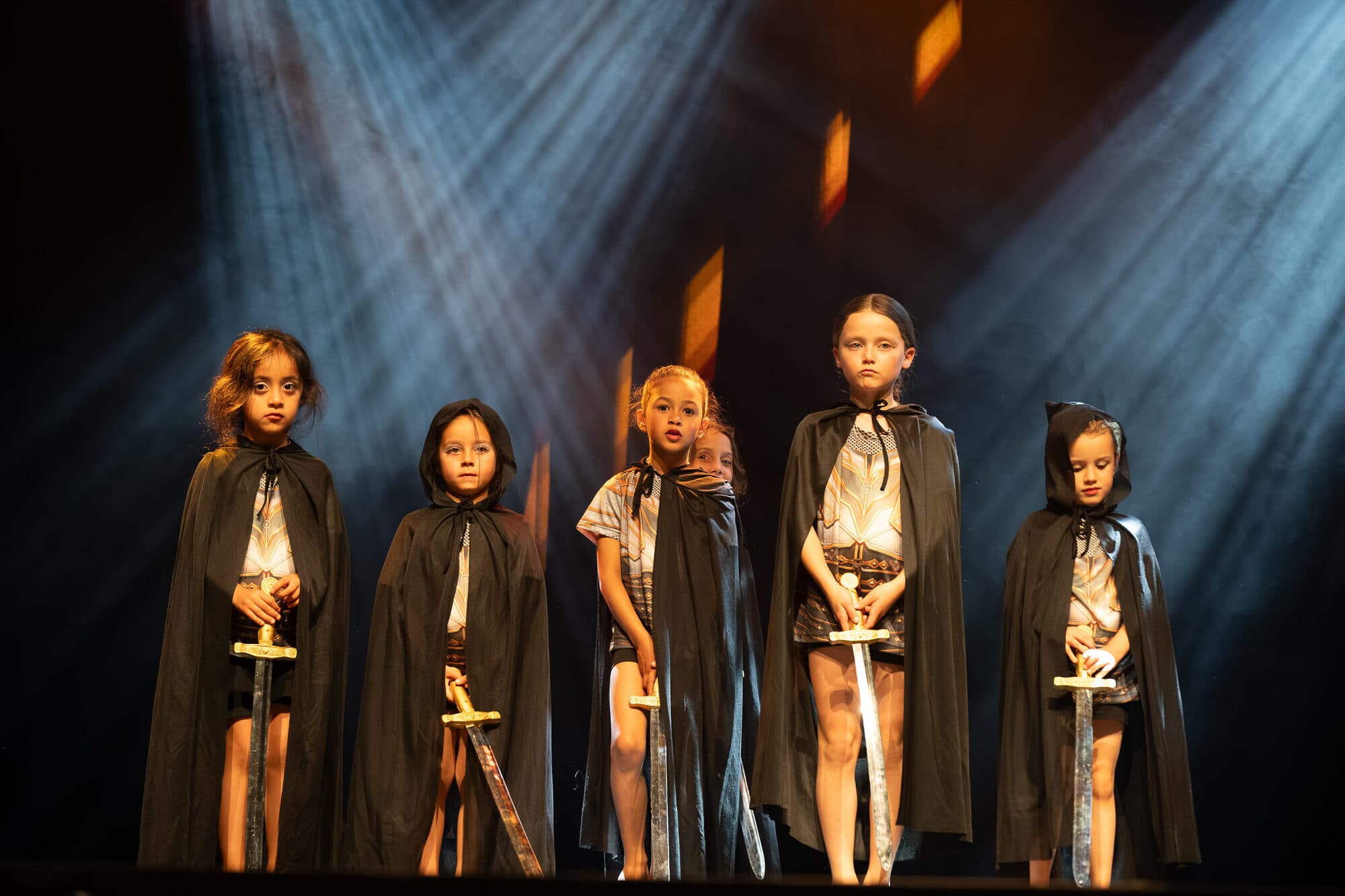 Jeunes danseurs en costumes, ambiance théâtrale